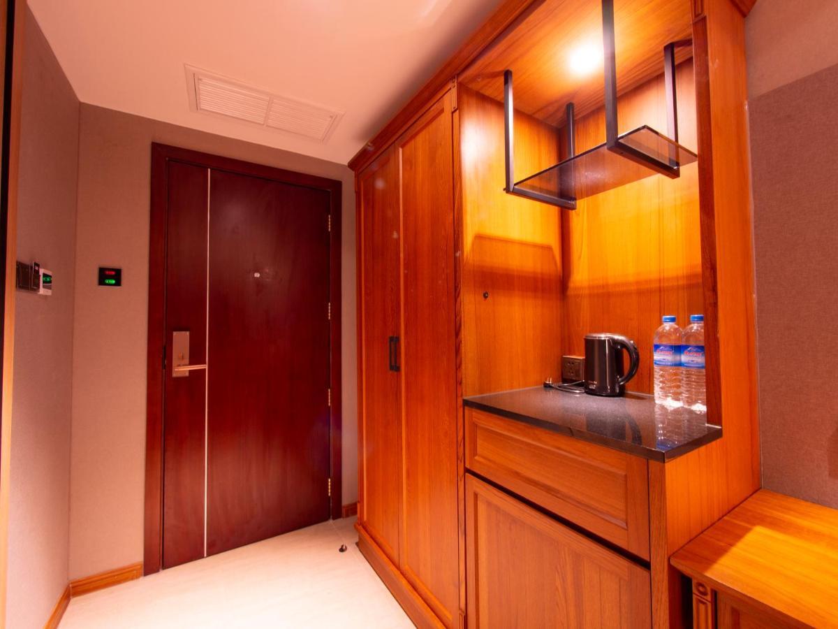 Prince Hotel Янгон Экстерьер фото