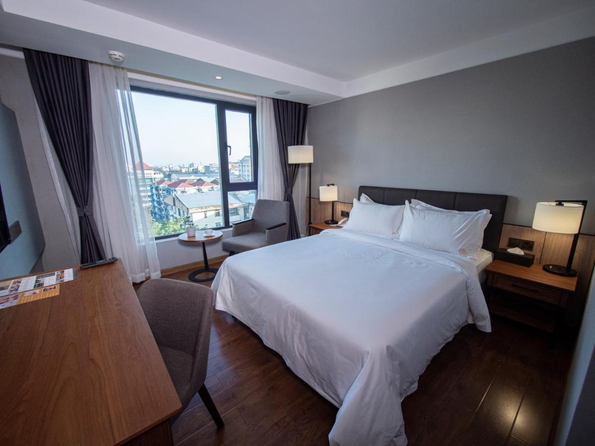Prince Hotel Янгон Экстерьер фото