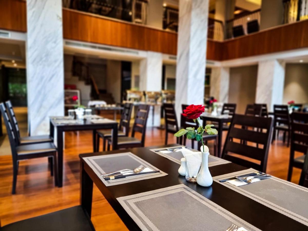 Prince Hotel Янгон Экстерьер фото